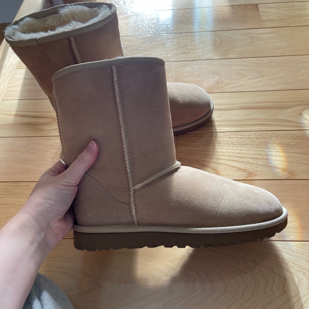 UGG classic short boot - SAND size 9